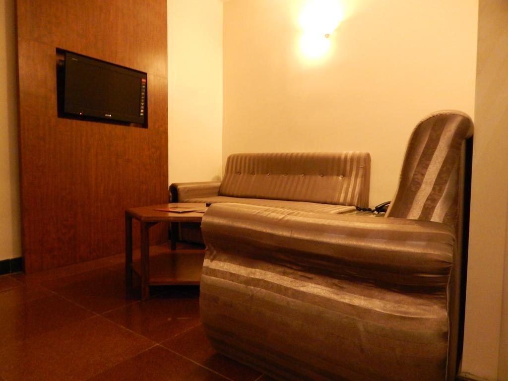 Femina Hotel Tiruchirappalli Екстер'єр фото
