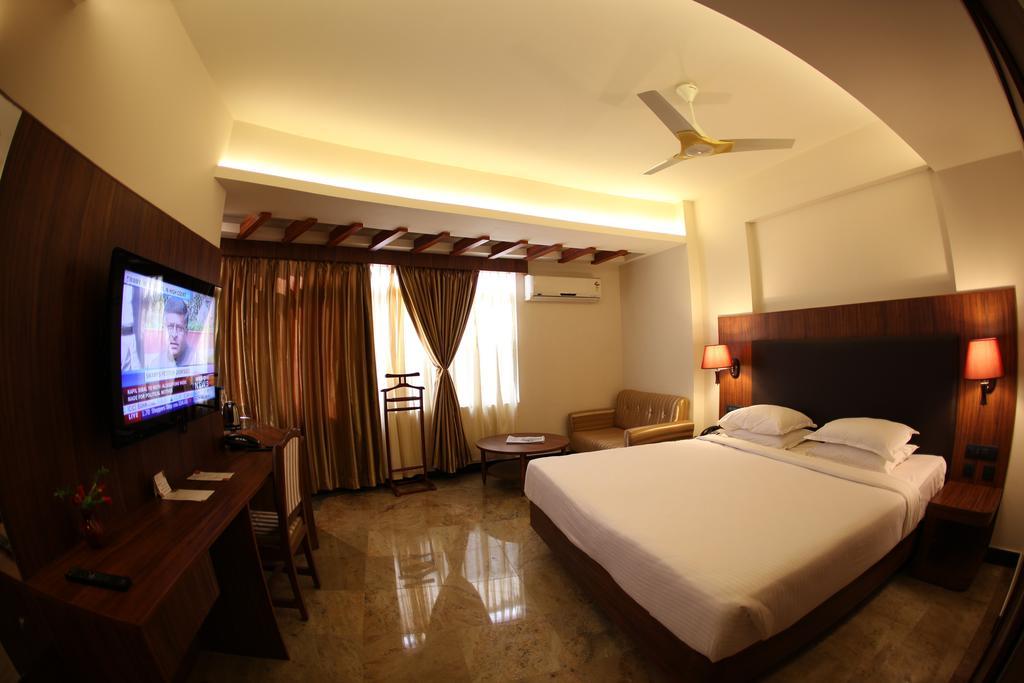 Femina Hotel Tiruchirappalli Екстер'єр фото