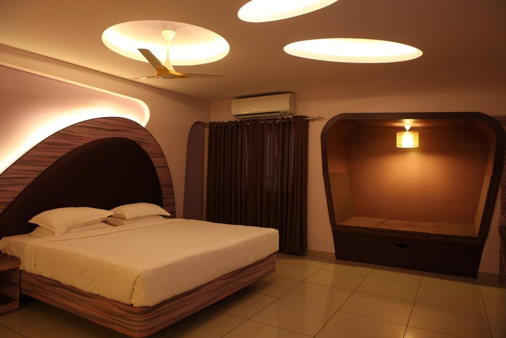 Femina Hotel Tiruchirappalli Екстер'єр фото