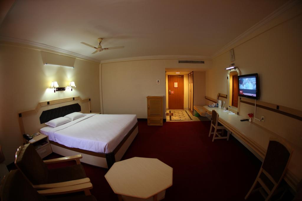 Femina Hotel Tiruchirappalli Екстер'єр фото
