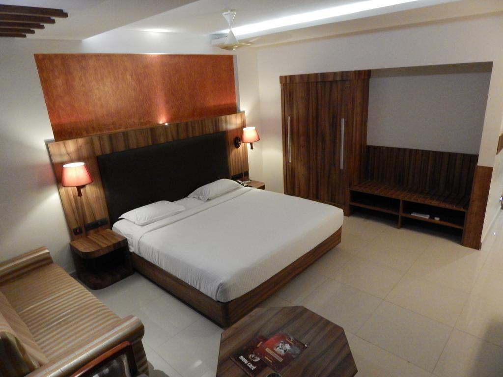 Femina Hotel Tiruchirappalli Екстер'єр фото